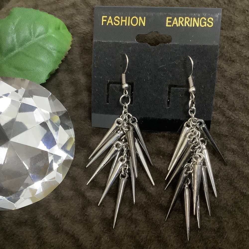New Fancy Dangling Fashion Earrings - Picture 1 of 6